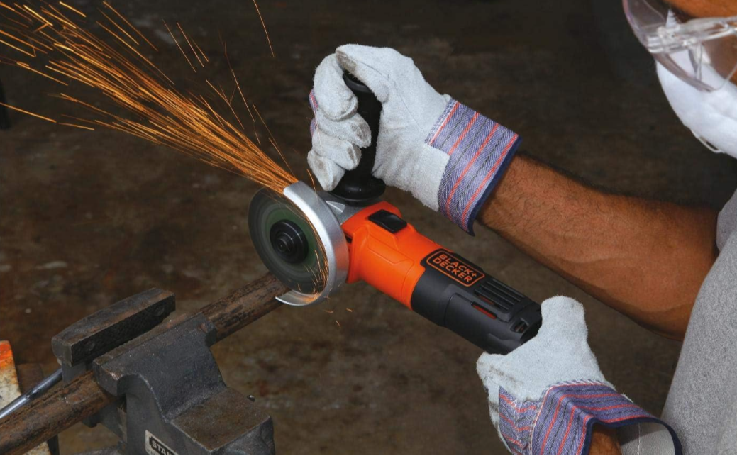 This small angle grinder is equipped with a powerful motor to make cutting easier. This grinder is of the finest quality and rest assured, to get the best in terms of both durability and performance.